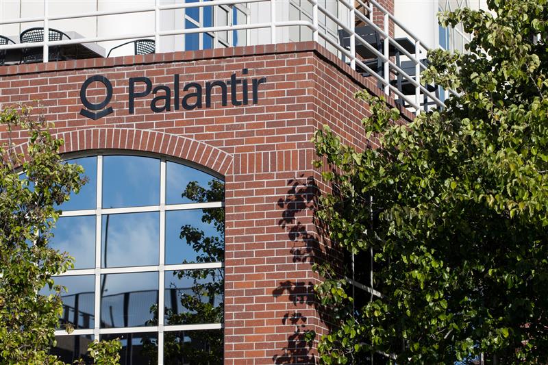 Palantir Shares Rise Amidst Positive Outlook Despite High Valuation