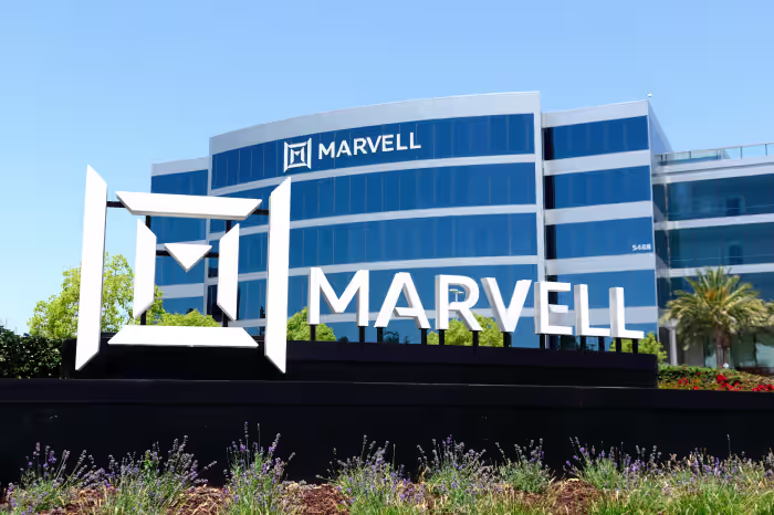 Marvell Gains Ground in AI Chip Race as Google Weighs Broadcom Alternative