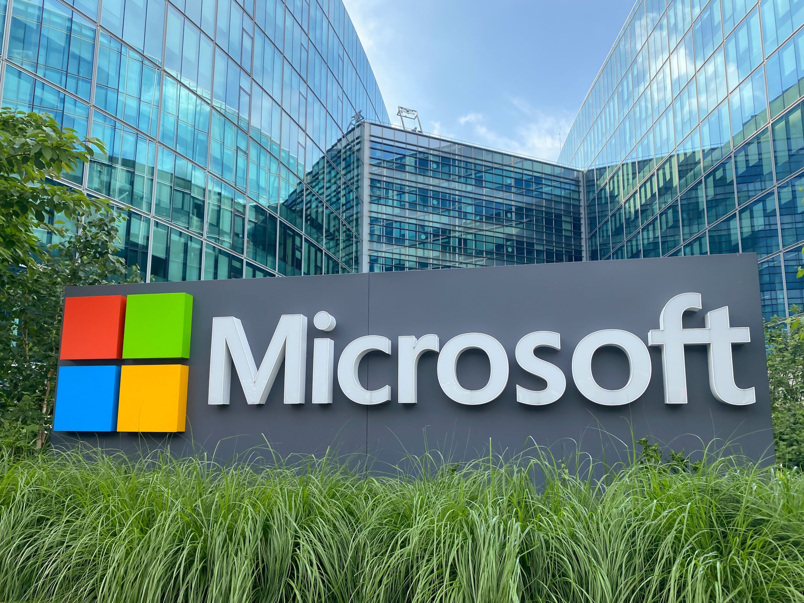Microsoft Shares Slide as $190B Capex Plan Alarms Investors