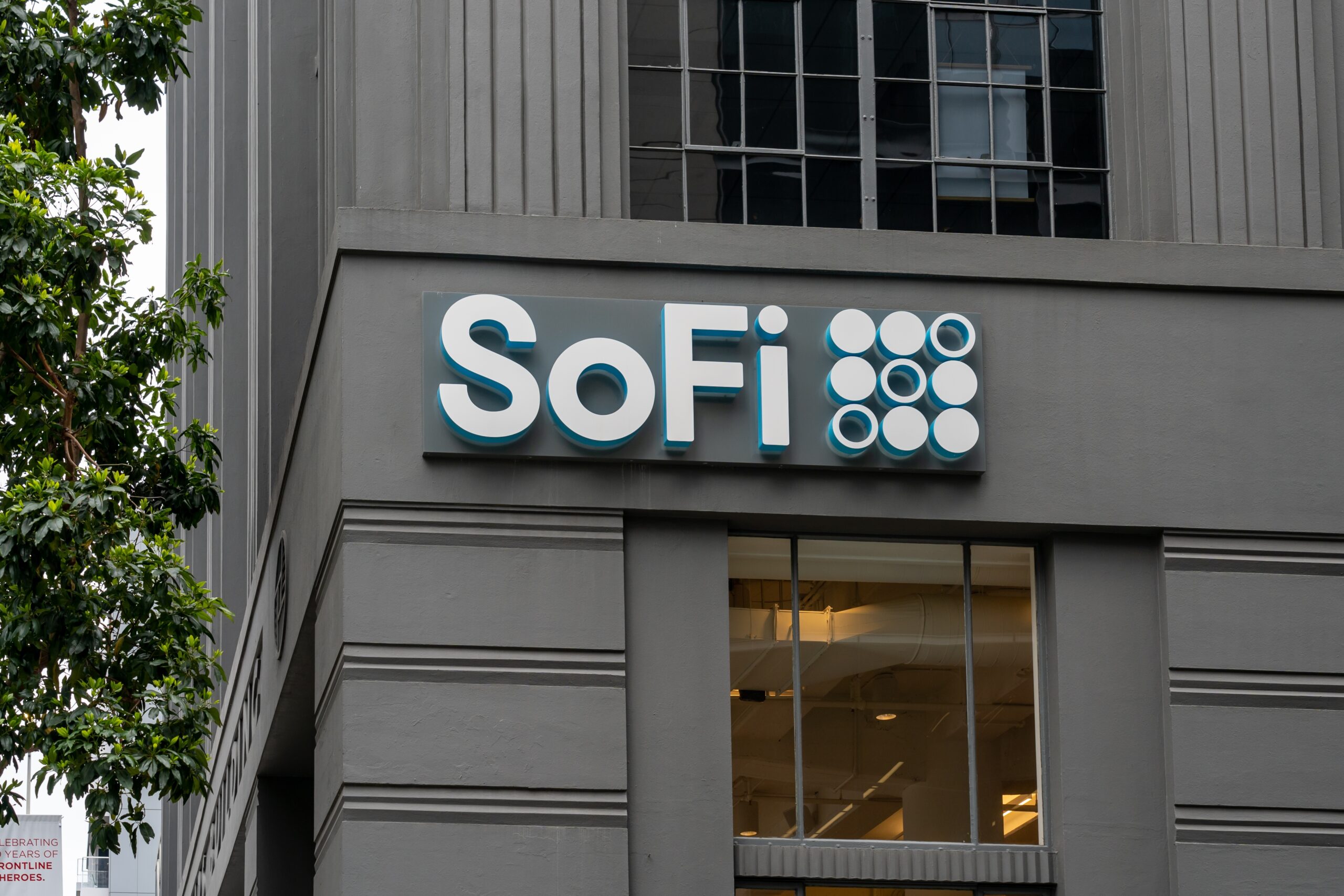 SoFi Shares Drop as Flat Guidance Overshadows Record Quarter