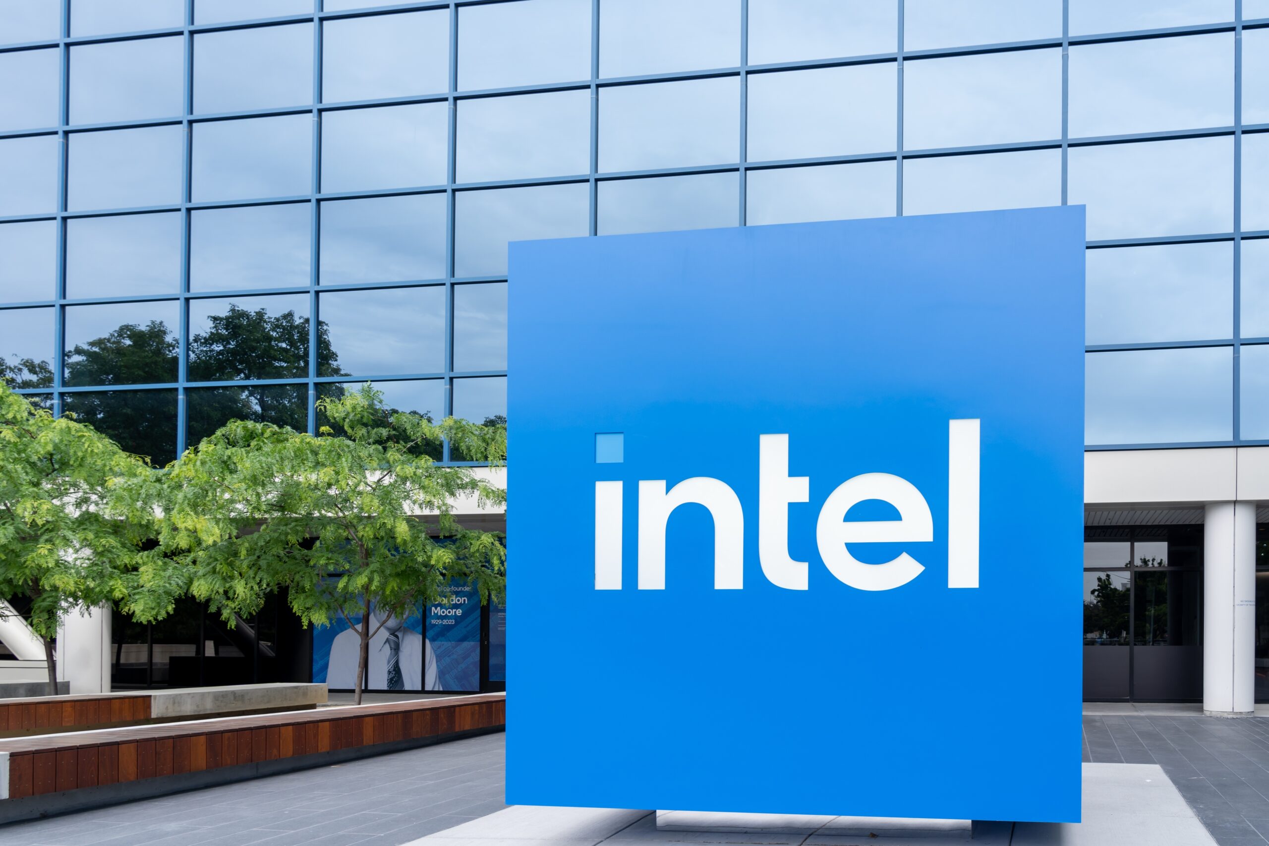 Intel Shares Jump 3.4% on Report of Potential Apple Chip Deal