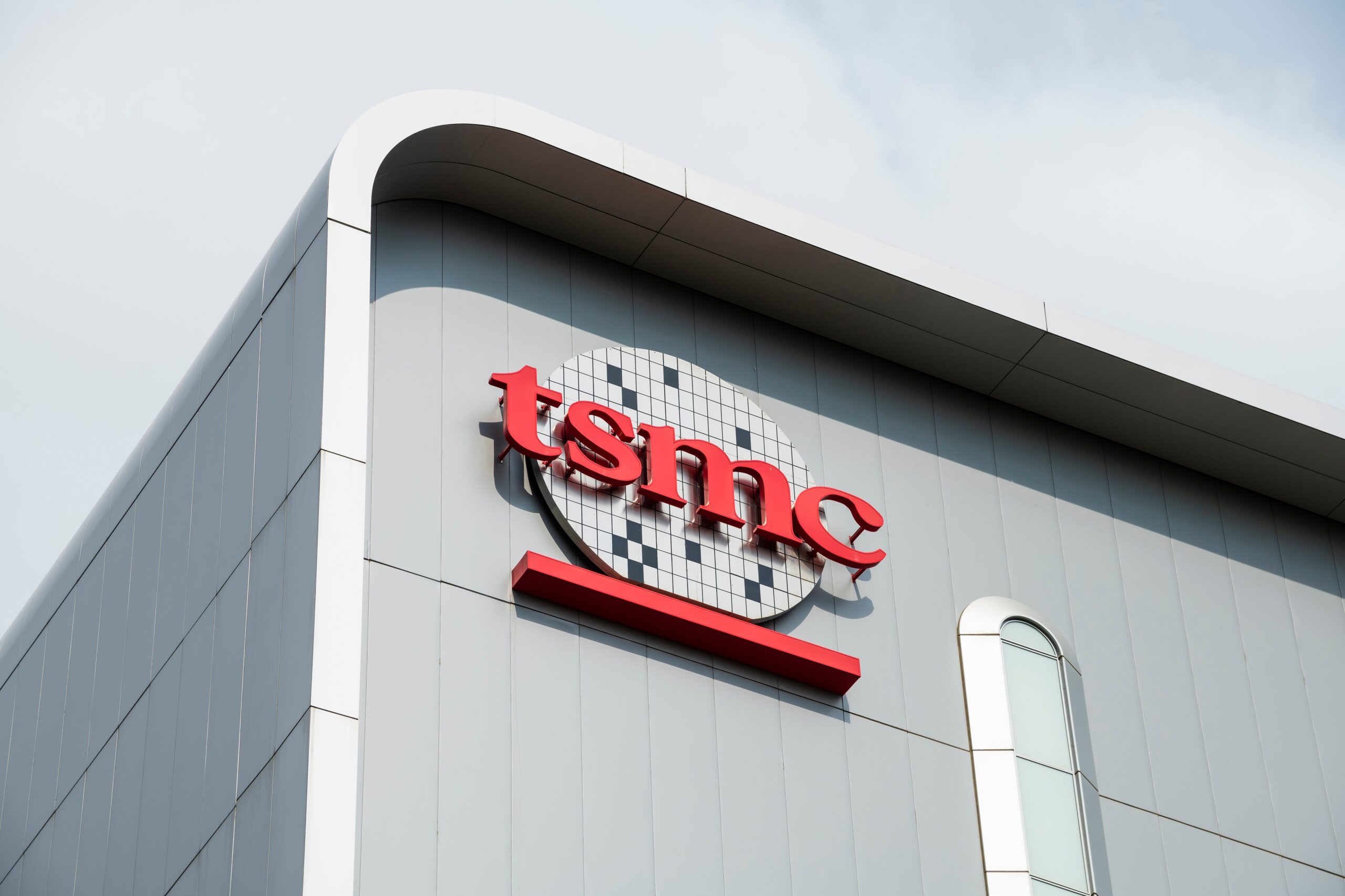 TSMC Shares Rise on Strong AI Chip Demand