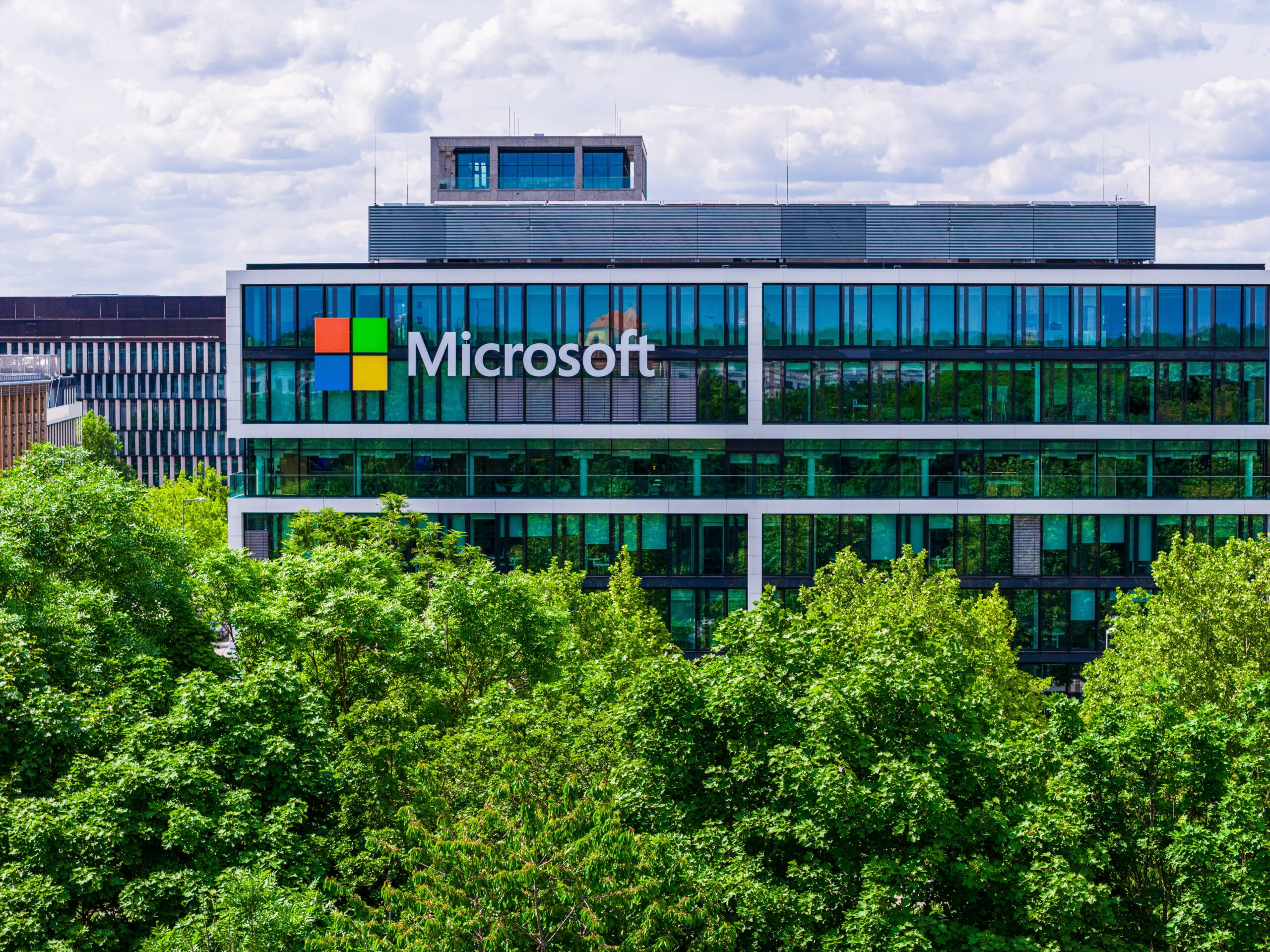 Microsoft Shares Fall as OpenAI Exclusivity Deal Ends