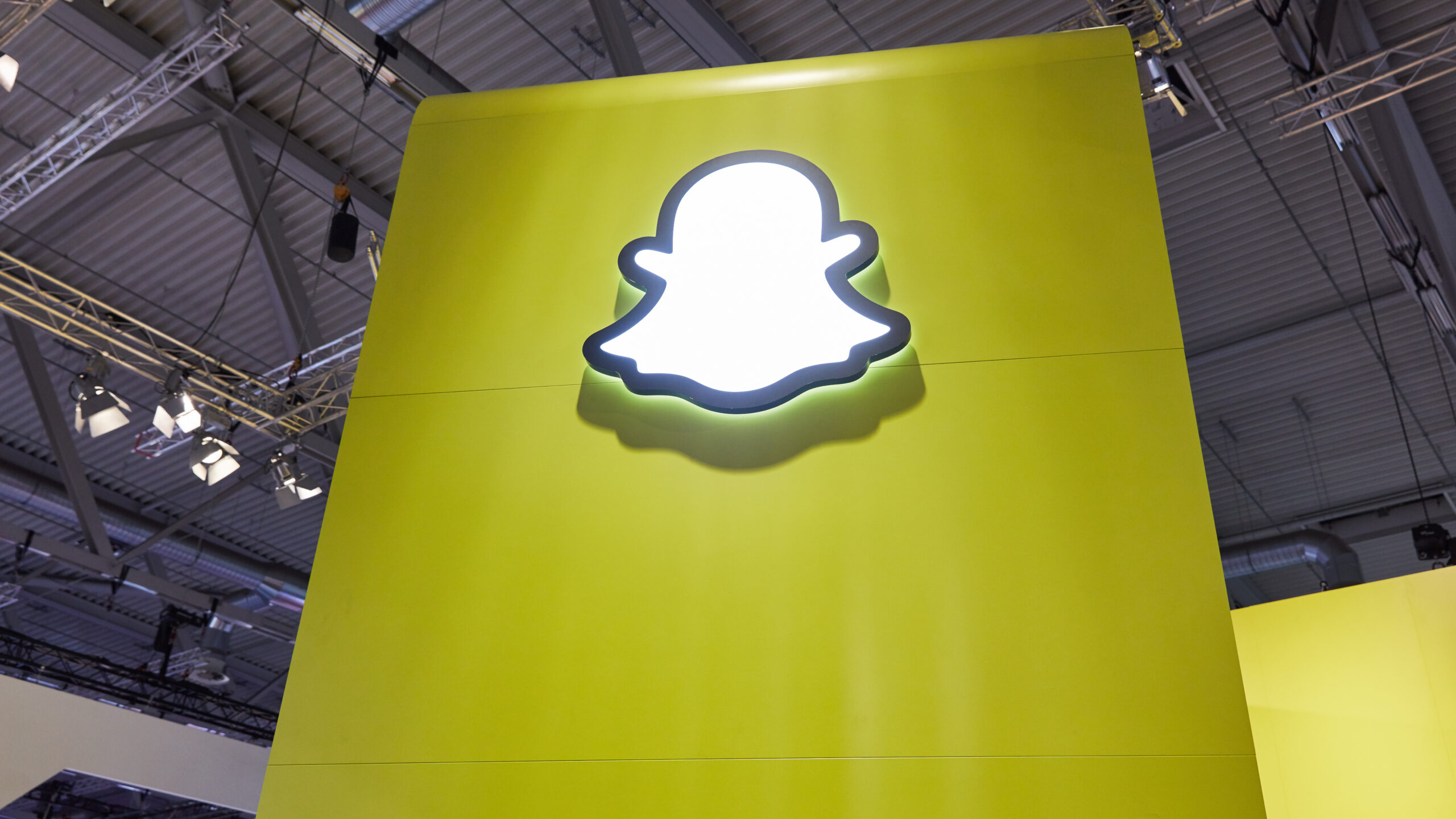 Snap Shares Dive 8% as AI Deal Collapses and Activist Pressure Grows