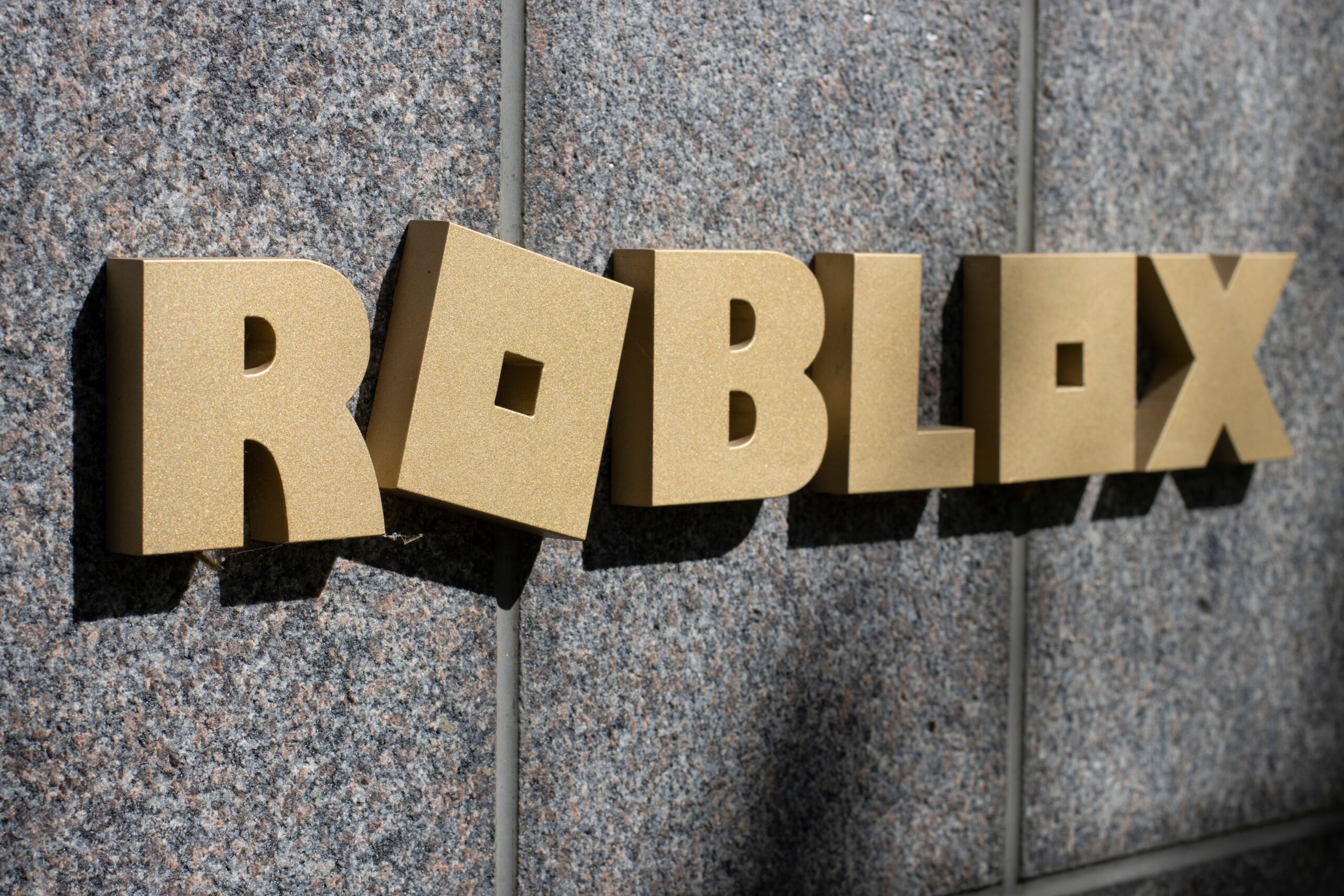 Roblox Shares Plunge 24% as Child Safety Measures Slam Growth