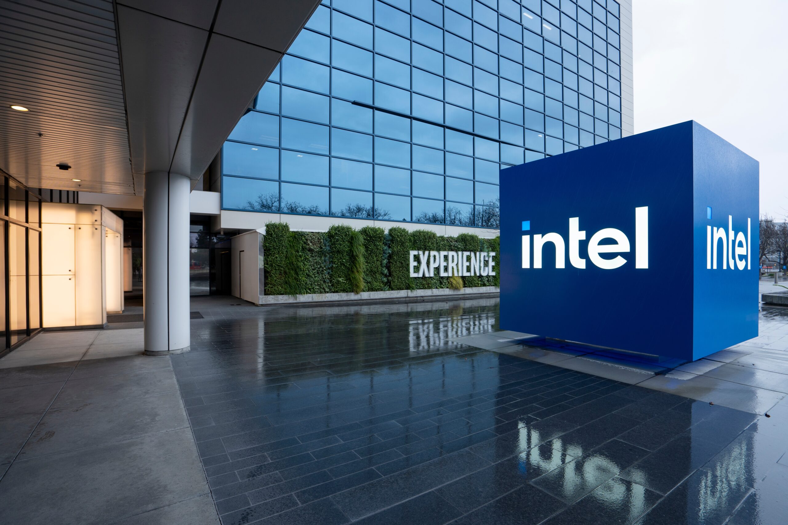 Intel Shares Drop 4.1% as Analyst Warns of Chip-Stock Bubble Risk