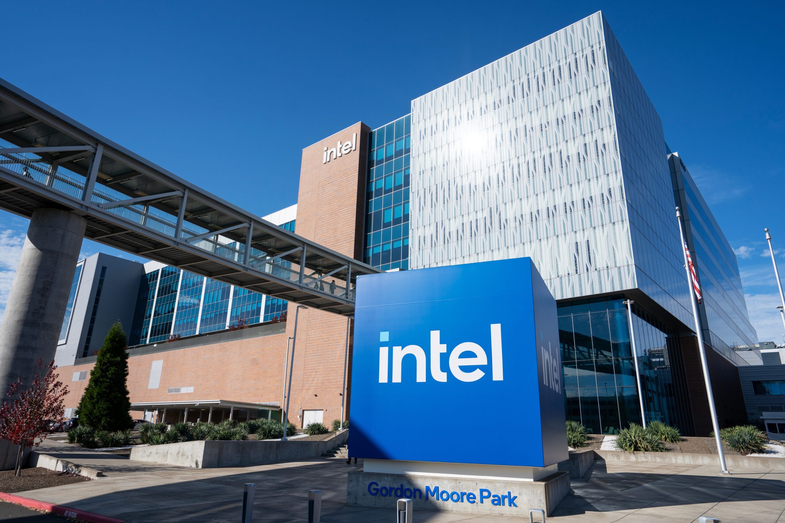 Intel Up 2%: Apple and SK Hynix Signal Foundry Breakthrough
