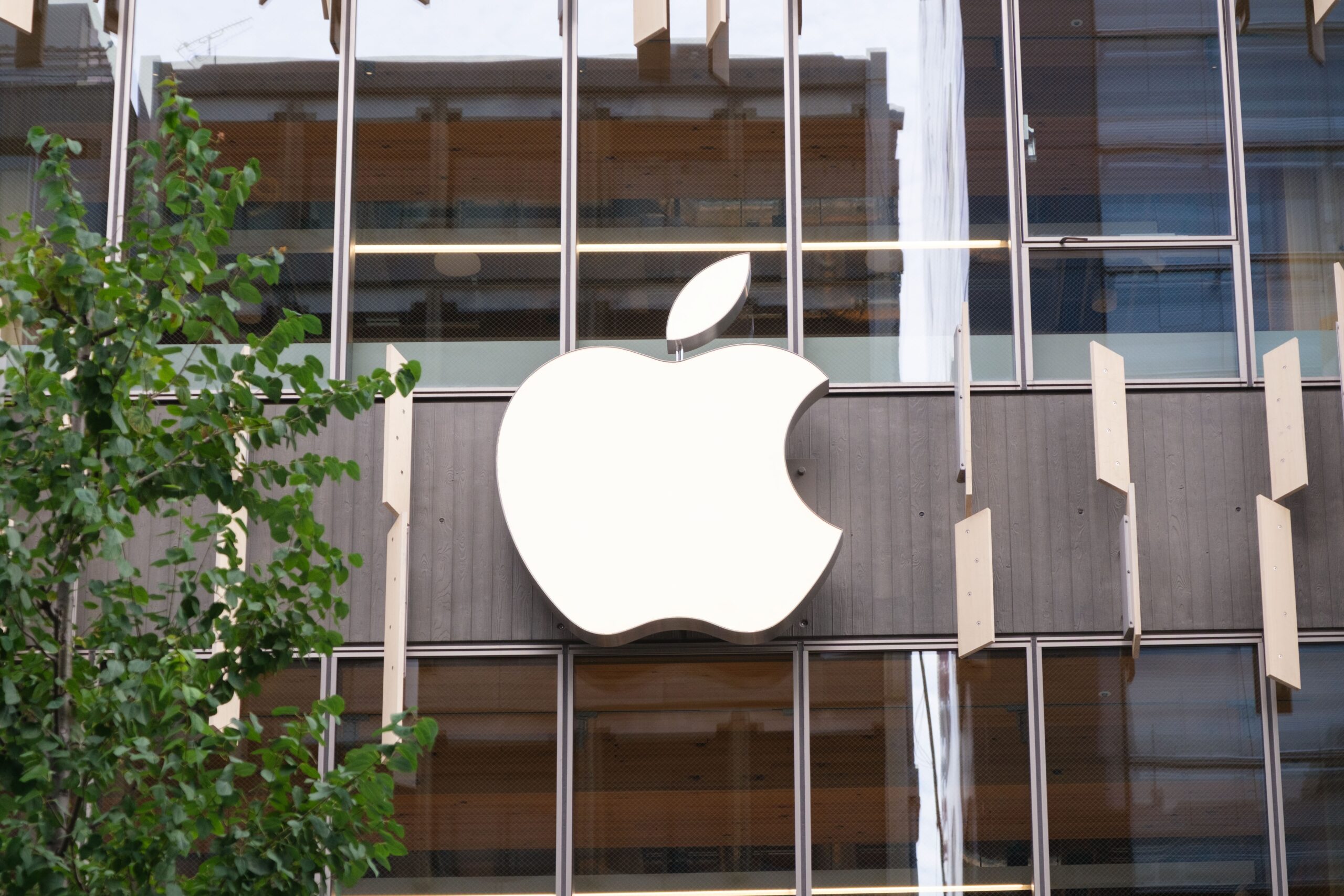 Apple Stock Faces Memory Chip Risk as Nintendo Sounds Alarm
