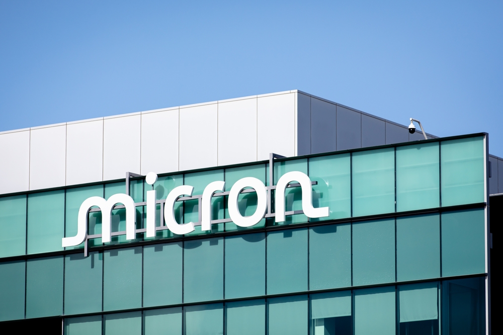 Micron Stock Rises 2.4% Toward New High as Analysts Target $1,500